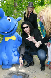 Gene Simmons auf Mauertour in Berlin
