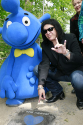 Gene Simmons auf Mauertour in Berlin