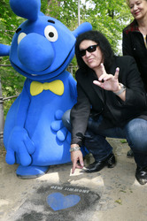 Gene Simmons auf Mauertour in Berlin