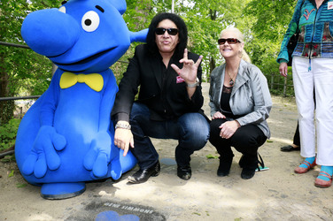 Gene Simmons auf Mauertour in Berlin