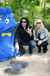 Gene Simmons auf Mauertour in Berlin