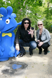 Gene Simmons auf Mauertour in Berlin