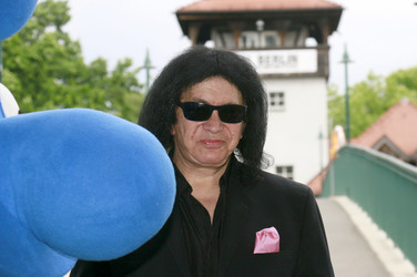 Gene Simmons auf Mauertour in Berlin
