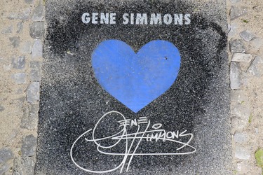 Gene Simmons auf Mauertour in Berlin
