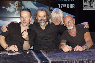 Autogrammstunde mit Santiano in Hamburg