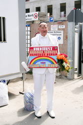 Protest beim Richtfest der Stiftung Berliner Schloss in Berlin