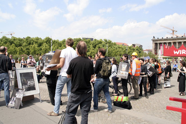 Protest beim Richtfest der Stiftung Berliner Schloss in Berlin