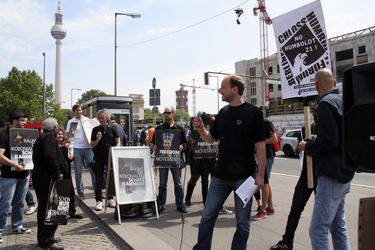 Protest beim Richtfest der Stiftung Berliner Schloss in Berlin