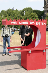 Protest beim Richtfest der Stiftung Berliner Schloss in Berlin
