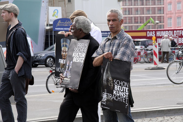 Protest beim Richtfest der Stiftung Berliner Schloss in Berlin