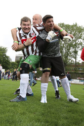 Charity-Fußballspiel 'Kicken mit Herz' in Hamburg
