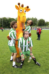 Charity-Fußballspiel 'Kicken mit Herz' in Hamburg