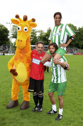 Charity-Fußballspiel 'Kicken mit Herz' in Hamburg