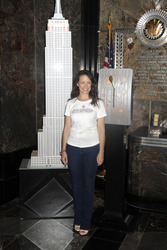 Kristin Davis schaltet das Licht am Empire State Building an