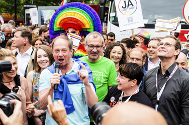 Parade zum 37. Christopher Street Day in Berlin
