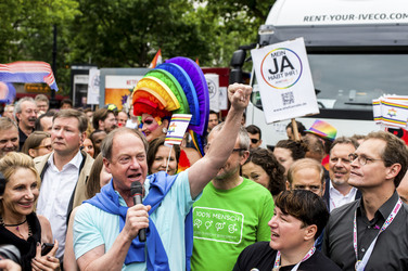 Parade zum 37. Christopher Street Day in Berlin