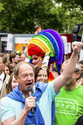 Parade zum 37. Christopher Street Day in Berlin