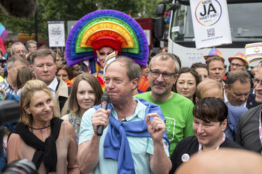 Parade zum 37. Christopher Street Day in Berlin