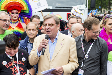 Parade zum 37. Christopher Street Day in Berlin