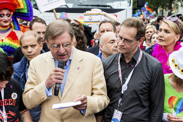 Parade zum 37. Christopher Street Day in Berlin