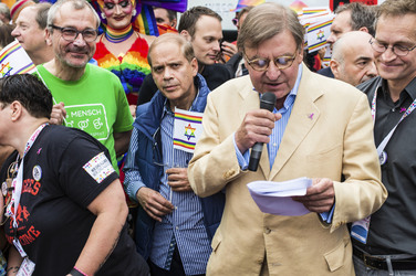 Parade zum 37. Christopher Street Day in Berlin
