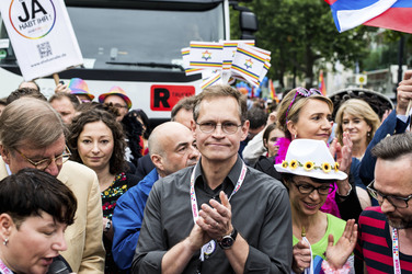 Parade zum 37. Christopher Street Day in Berlin