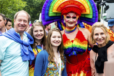 Parade zum 37. Christopher Street Day in Berlin