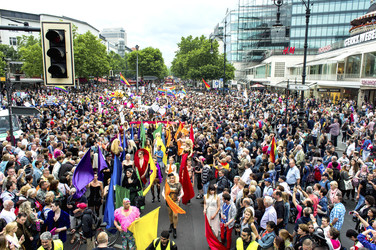 Parade zum 37. Christopher Street Day in Berlin