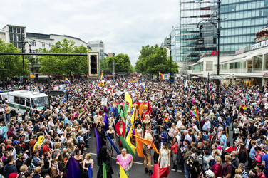 Parade zum 37. Christopher Street Day in Berlin