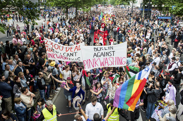 Parade zum 37. Christopher Street Day in Berlin
