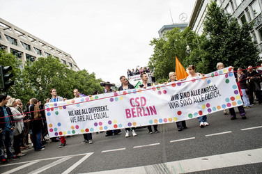 Parade zum 37. Christopher Street Day in Berlin