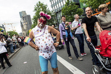 Parade zum 37. Christopher Street Day in Berlin