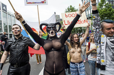 Parade zum 37. Christopher Street Day in Berlin