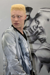 Installation und Vernissage von Shaun Ross und Nina Athanasiou in Berlin