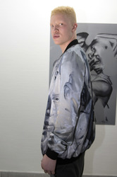 Installation und Vernissage von Shaun Ross und Nina Athanasiou in Berlin