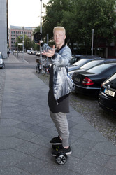 Installation und Vernissage von Shaun Ross und Nina Athanasiou in Berlin