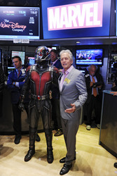 Michael Douglas läutet die NYSE Closing Bell in New York
