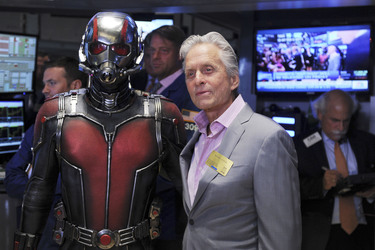 Michael Douglas läutet die NYSE Closing Bell in New York