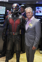 Michael Douglas läutet die NYSE Closing Bell in New York