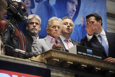 Michael Douglas läutet die NYSE Closing Bell in New York