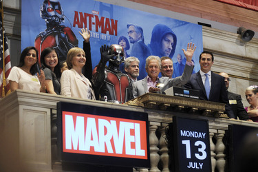 Michael Douglas läutet die NYSE Closing Bell in New York