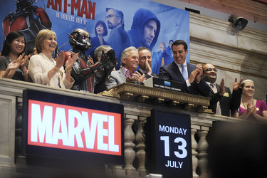 Michael Douglas läutet die NYSE Closing Bell in New York