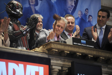 Michael Douglas läutet die NYSE Closing Bell in New York