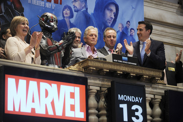 Michael Douglas läutet die NYSE Closing Bell in New York