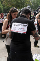 Protest gegen das Abschlachten der Grindwale in Berlin