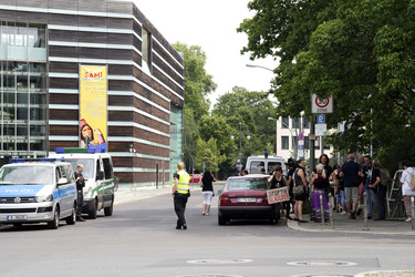 Protest gegen das Abschlachten der Grindwale in Berlin