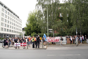 Protest gegen das Abschlachten der Grindwale in Berlin