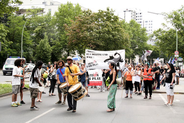 Protest gegen das Abschlachten der Grindwale in Berlin
