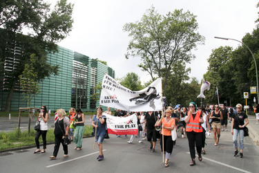 Protest gegen das Abschlachten der Grindwale in Berlin