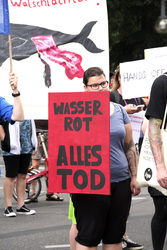 Protest gegen das Abschlachten der Grindwale in Berlin